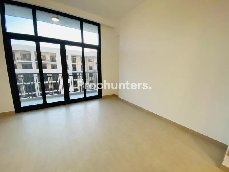 Pool View | Vacant | 2 Bedrooms Mid Floor | Corner – photo 2